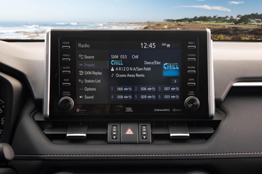 Детали интерьера Toyota RAV4 XLE AWD 2018 года  (NA) (фото 27 из 34)